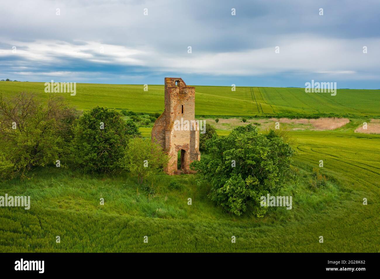 Regoly, Hongrie - vue aérienne sur les ruines de l'église au milieu d'un champ agricole. Banque D'Images