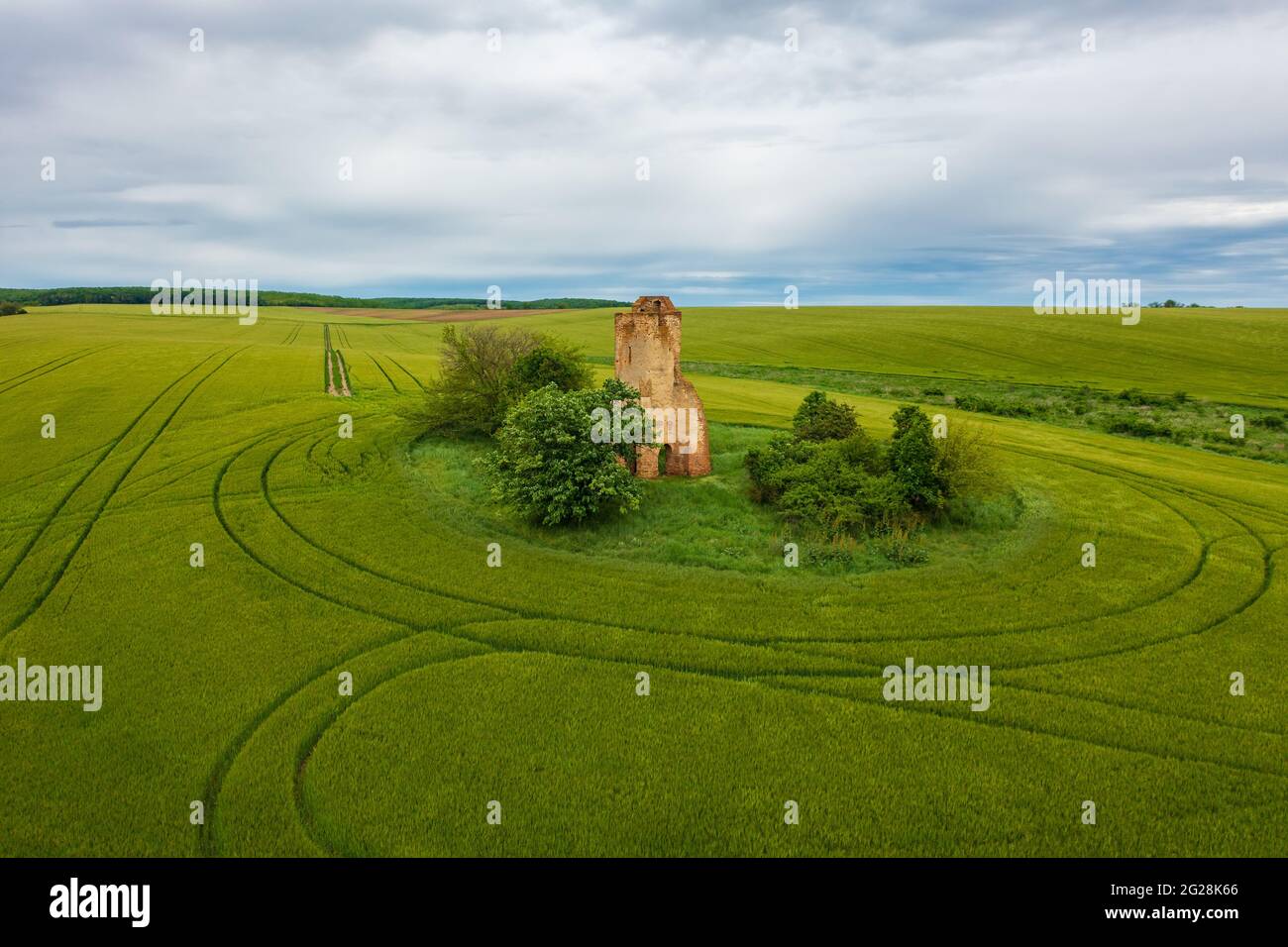 Regoly, Hongrie - vue aérienne sur les ruines de l'église au milieu d'un champ agricole. Banque D'Images