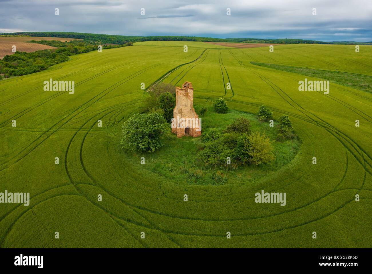 Regoly, Hongrie - vue aérienne sur les ruines de l'église au milieu d'un champ agricole. Banque D'Images
