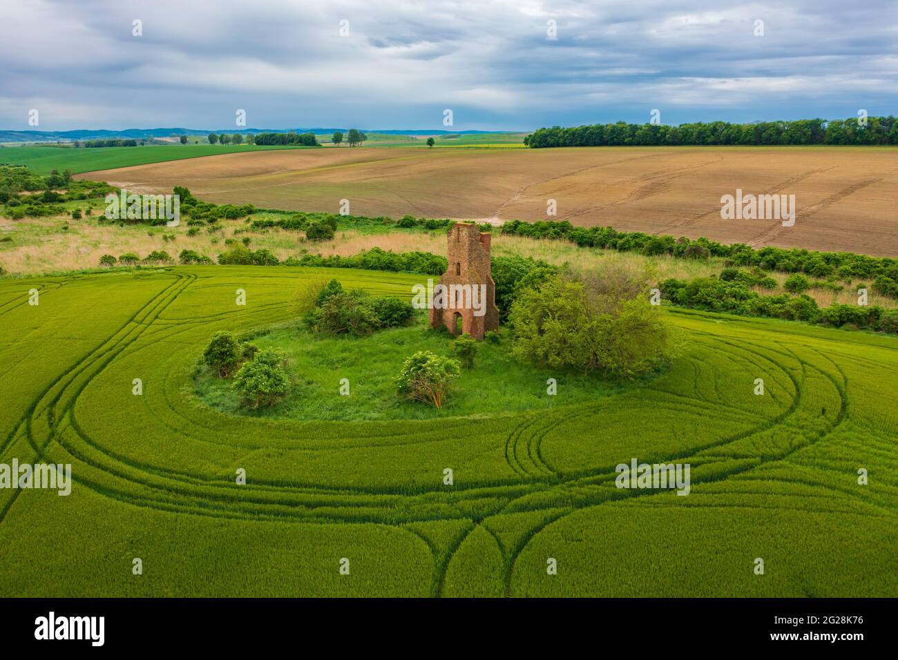 Regoly, Hongrie - vue aérienne sur les ruines de l'église au milieu d'un champ agricole. Banque D'Images