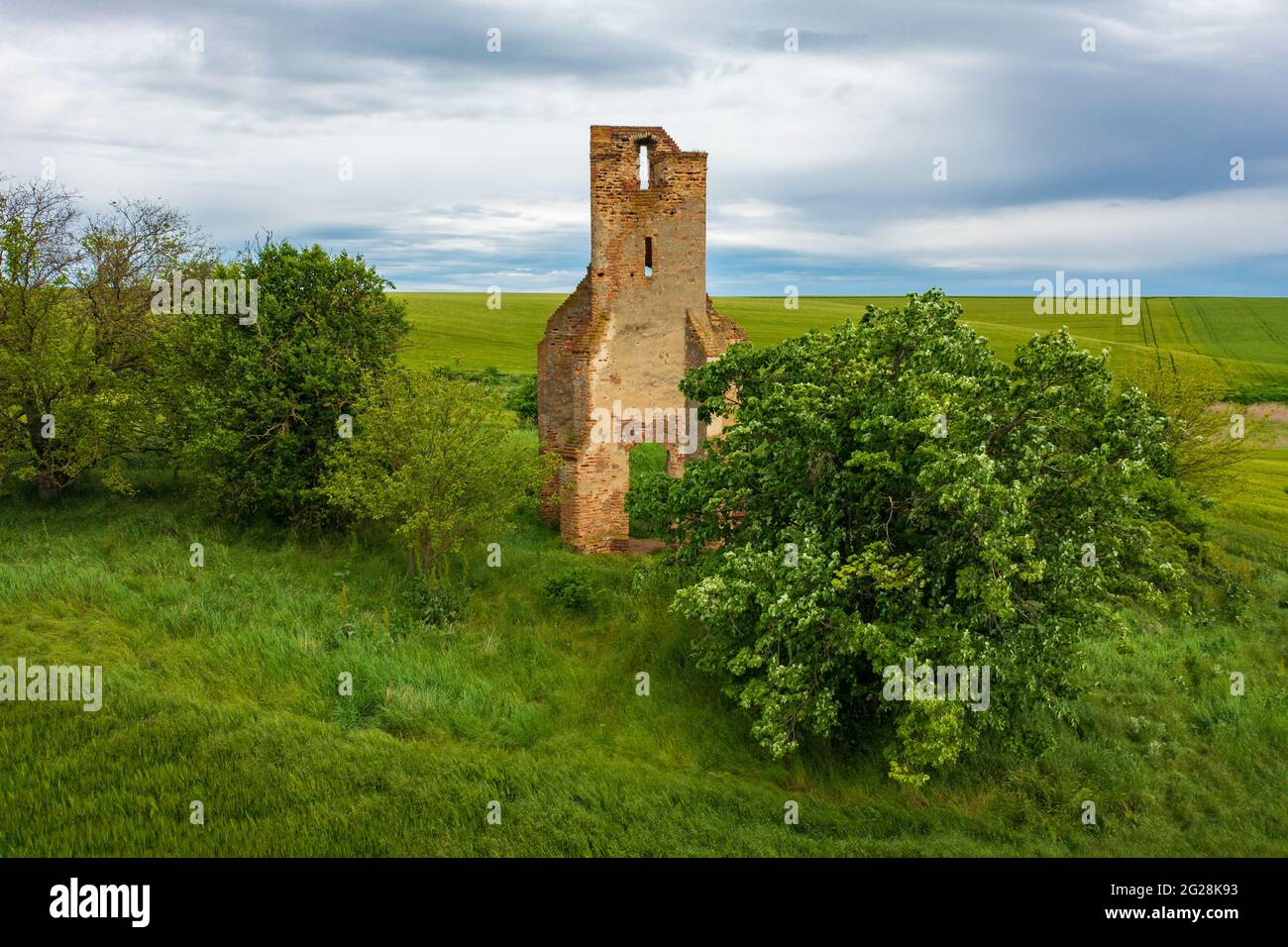 Regoly, Hongrie - vue aérienne sur les ruines de l'église au milieu d'un champ agricole. Banque D'Images