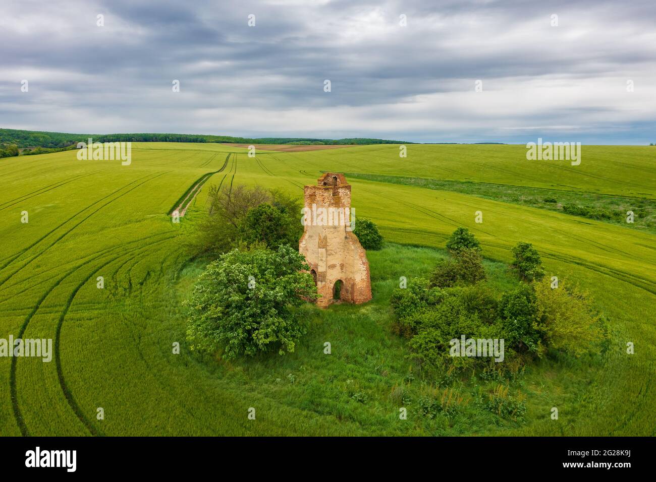 Regoly, Hongrie - vue aérienne sur les ruines de l'église au milieu d'un champ agricole. Banque D'Images
