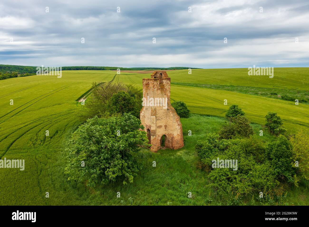 Regoly, Hongrie - vue aérienne sur les ruines de l'église au milieu d'un champ agricole. Banque D'Images