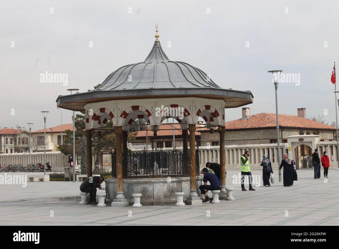 personnes prenant l'ablution de la fontaine Banque D'Images