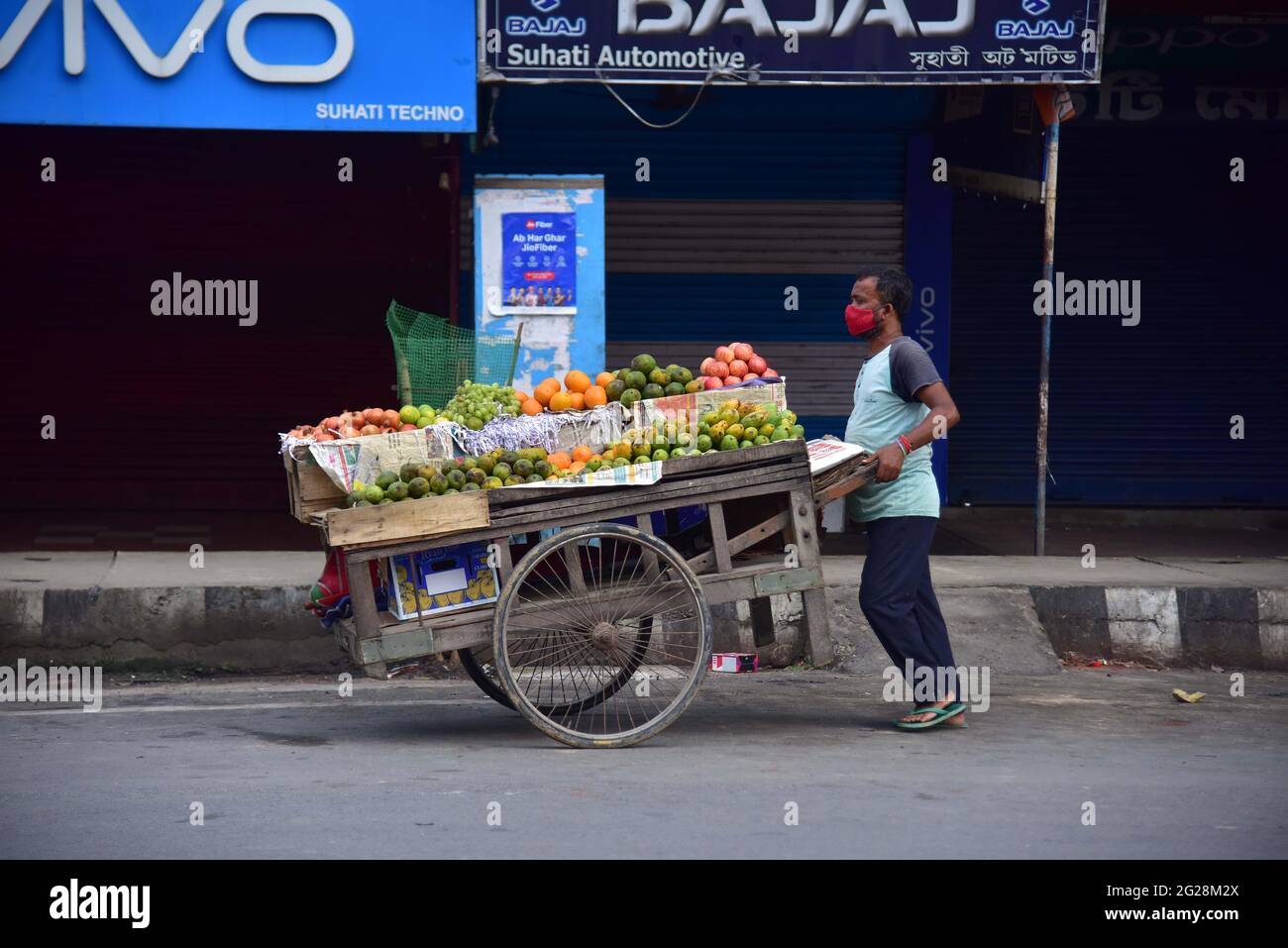 New Delhi, Inde. 8 juin 2021. Un vendeur marche dans un marché fermé lors d'un confinement imposé pour freiner la propagation du COVID-19 dans le district de Nagaon d'Assam, en Inde, le 8 juin 2021. Le chiffre COVID-19 de l'Inde a dépassé les 29 millions, atteignant 29,089,069, mercredi, a confirmé le ministère de la Santé du pays. Jusqu'à 92,596 nouveaux cas de pandémie ont été enregistrés au cours des 24 dernières heures. C'est le deuxième jour consécutif où moins de 100,000 cas ont été enregistrés dans le pays, après plus de deux mois. Credit: STR/Xinhua/Alay Live News Banque D'Images