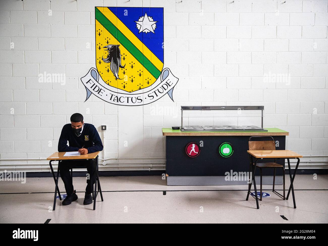 ***PERMISSION PARENTALE ACCORDÉE*** Kareem Ahmed (17) attend le début de ses examens au Collège Beneavin de la salle, Finglas, car les examens de certificat de départ de cette année ont commencé dans les écoles du pays aujourd'hui. Les étudiants ont le choix entre les examens, les grades accrédités ou les deux. Date de la photo: Mercredi 9 juin 2021. Banque D'Images