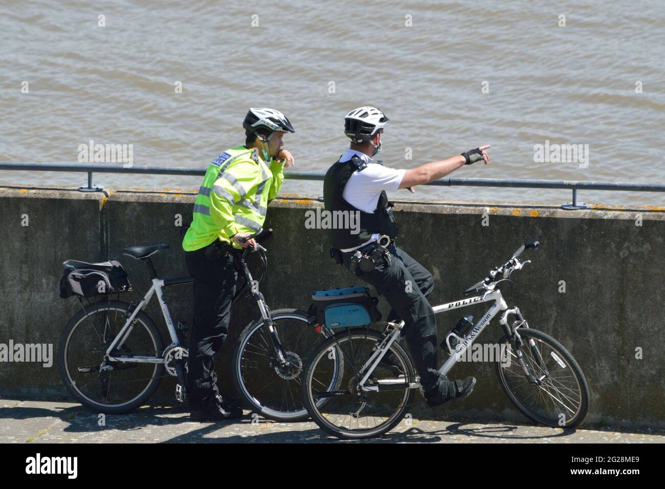 Deux policiers de Newham MPS en patrouille à vélo visitant Gallions point dans la région des Royal Docks de Londres Banque D'Images