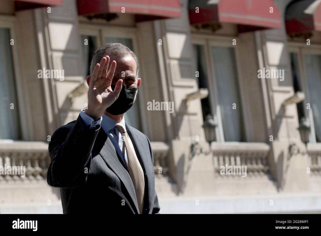 Madrid, Espagne; 09.06.2021.- le roi Felipe VI et la reine Letizia inaugurent une exposition pour marquer le centenaire de la naissance du cinéaste espagnol Luis García Berlanga (1921-2021) 'Berlanguiano', siège de l'Académie royale des Beaux-Arts de San Fernando. La Reine présente une nouvelle robe en soie de couleur rose, une nuance avec laquelle il est inhabituel de la voir. Cependant, avec ce choix de Hugo Boss, il se reconnecte à Kate Middleton, il y a quelques semaines lors de sa tournée en Écosse, la duchesse de Cambridge a publié un design qui rappelle celui que la Reine porte aujourd'hui. Photo: Juan Carlos Rojas/photo Al Banque D'Images