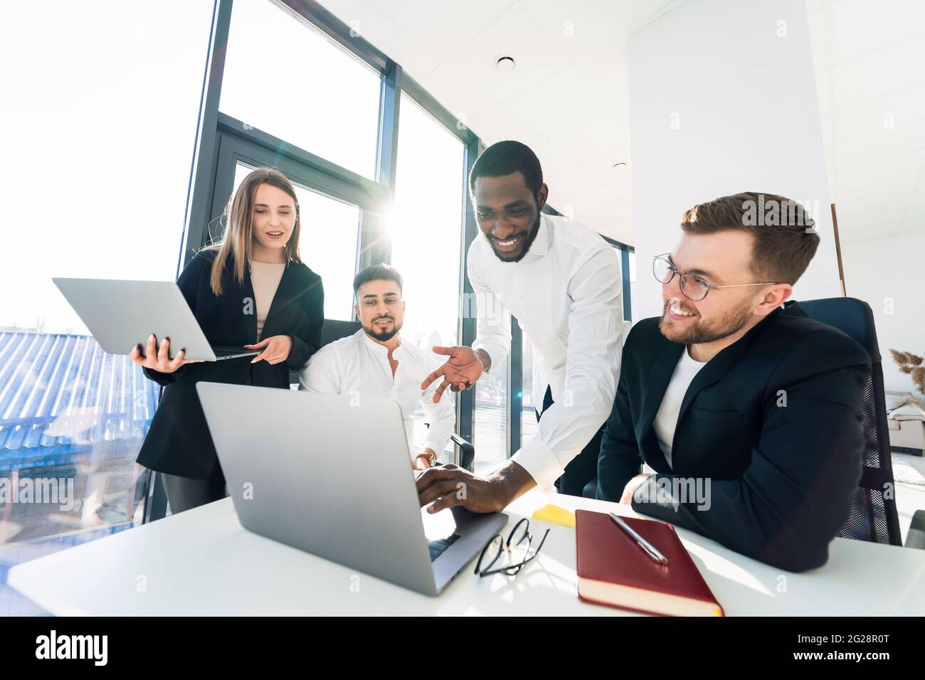 Groupe de jeunes développeurs multiethniques de logiciels travaillant sur l'ordinateur Banque D'Images