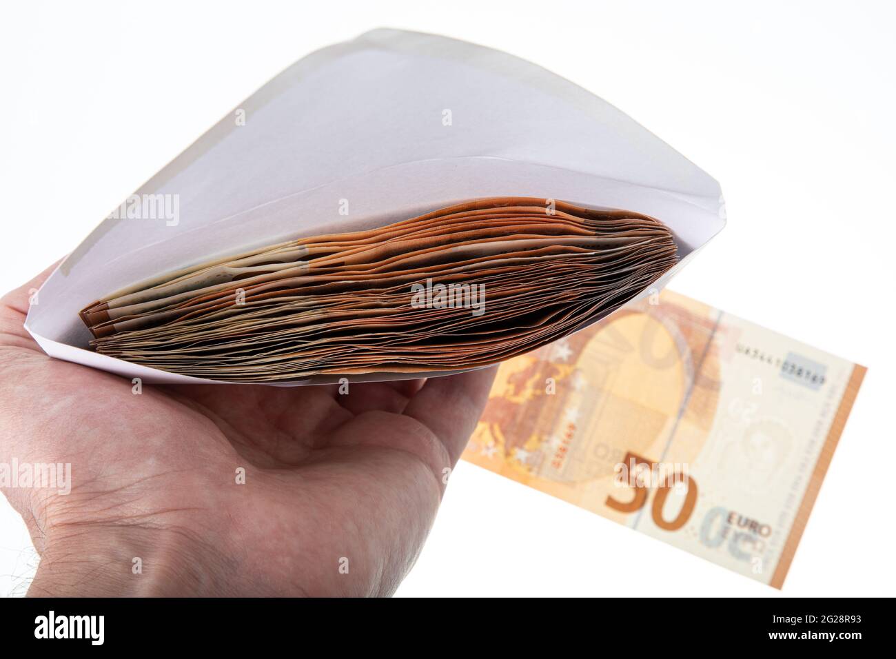 Cinquante billets en euros dans une enveloppe, beaucoup d'argent Banque D'Images