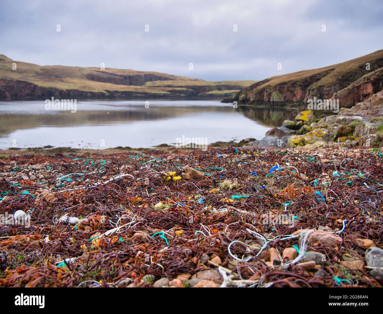 Les déchets de plastique et la pollution se sont enlais sur la plage reculée de South Ham sur le Mockle Roe à Shetland, au Royaume-Uni Banque D'Images