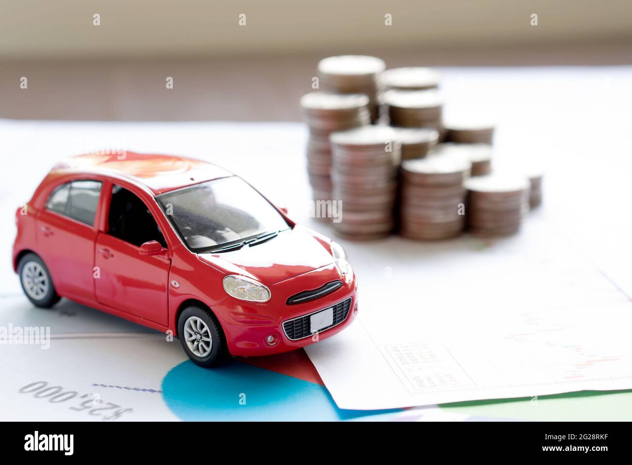 Modèle de voiture et relevé financier avec pièces. (concept de financement et de prêt de voiture) Banque D'Images