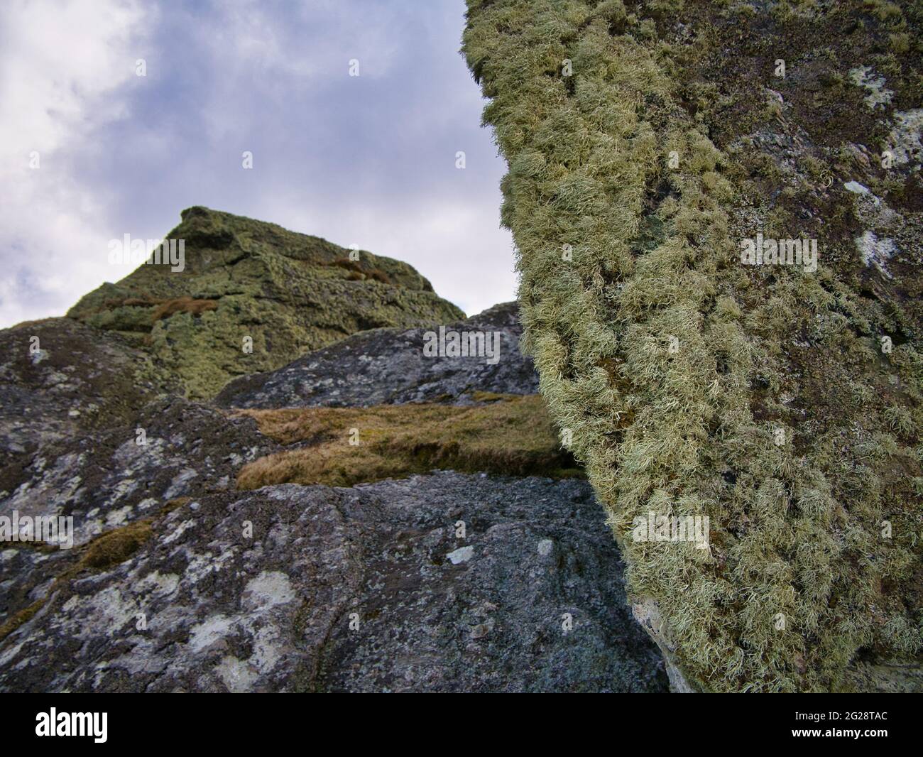 Les Stanes ou pierres de Stofast sur Lunna Ness, Shetland, UK - les pierres sont de grandes erratiques glaciaires sur une colline près de Stofast Banque D'Images