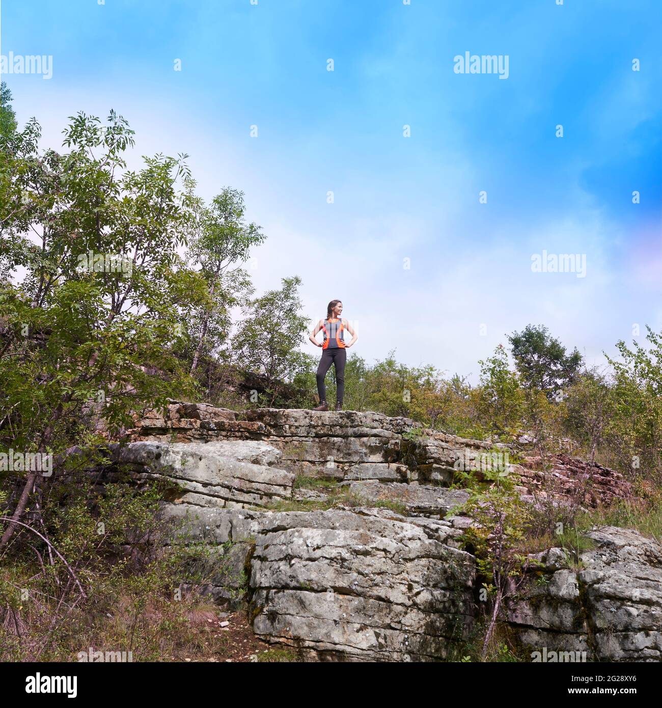 Un alpiniste qui pose sur une formation rocheuse Banque D'Images