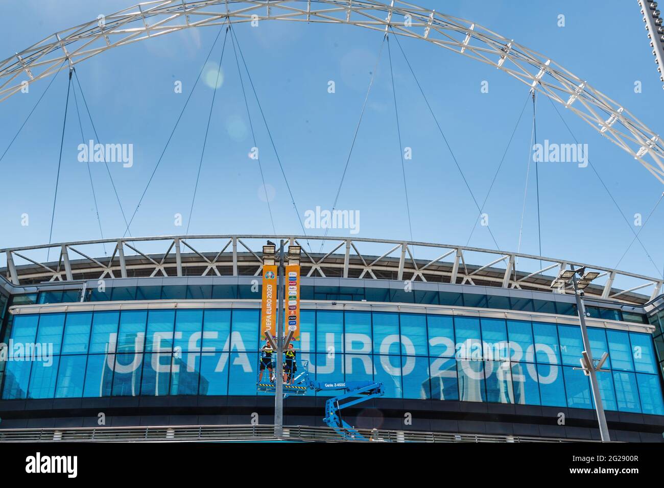 Stade Wembley, Wembley Park, Royaume-Uni. 9 juin 2021. Les travailleurs ont mis la touche finale au stade Wembley avant le début de l'Euro 2020. Reporté d'un an alors que la pandémie de coronavirus a frappé le monde en 2020, le Championnat d'Europe de football de l'UEFA commence le 11 juin 2021, le stade Wembley accueillant son premier match, Angleterre contre Croatie, le 13 juin 2021. Reporté d'un an alors que la pandémie de coronavirus a frappé le monde en 2020, le tournoi commence dans 3 jours, le 11 juin 2021, avec le stade Wembley accueillant son premier match, Angleterre contre Croatie, le 13 juin 2021. Amanda Rose/Alamy Live News Banque D'Images