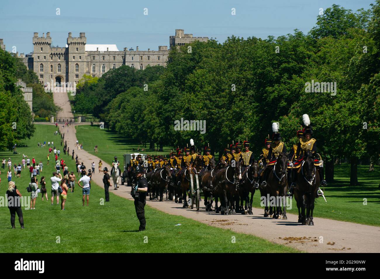 Windsor, Berkshire, Royaume-Uni. 9 juin 2021. La troupe des Rois, l’Artillerie royale et le Régiment monté de cavalerie de la maison, ont roulé le long de la longue marche aujourd’hui en répétant la Trooping la couleur ce samedi qui se tiendra au château de Windsor pour célébrer l’anniversaire officiel de sa Majesté la Reine. Il s'agit d'une version réduite en raison des restrictions et restrictions Covid-19 sur les rassemblements de masse. Crédit : Maureen McLean/Alay Live News Banque D'Images