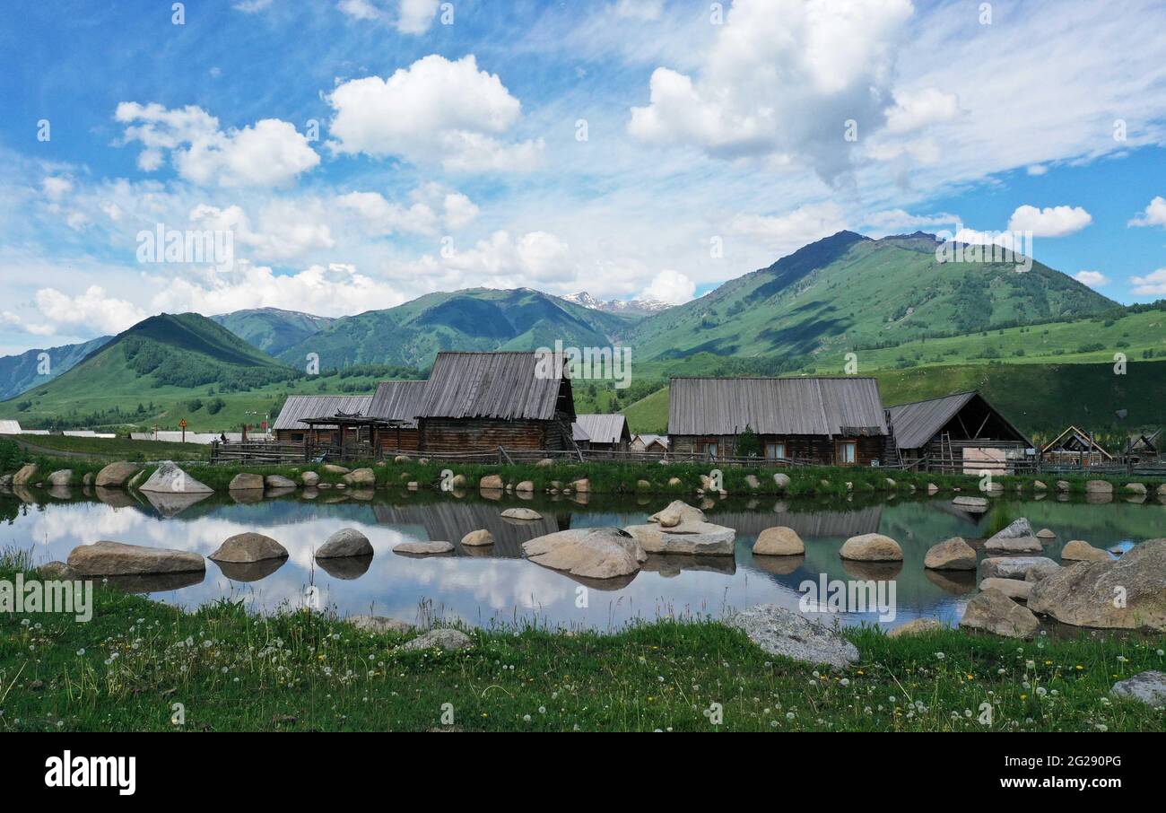 HEMU. 9 juin 2021. Photo prise le 9 juin 2021 montre des paysages dans le village de Hemu à Kanas, dans la région autonome de Xinjiang Uygur, dans le nord-ouest de la Chine. Credit: Sadat/Xinhua/Alamy Live News Banque D'Images