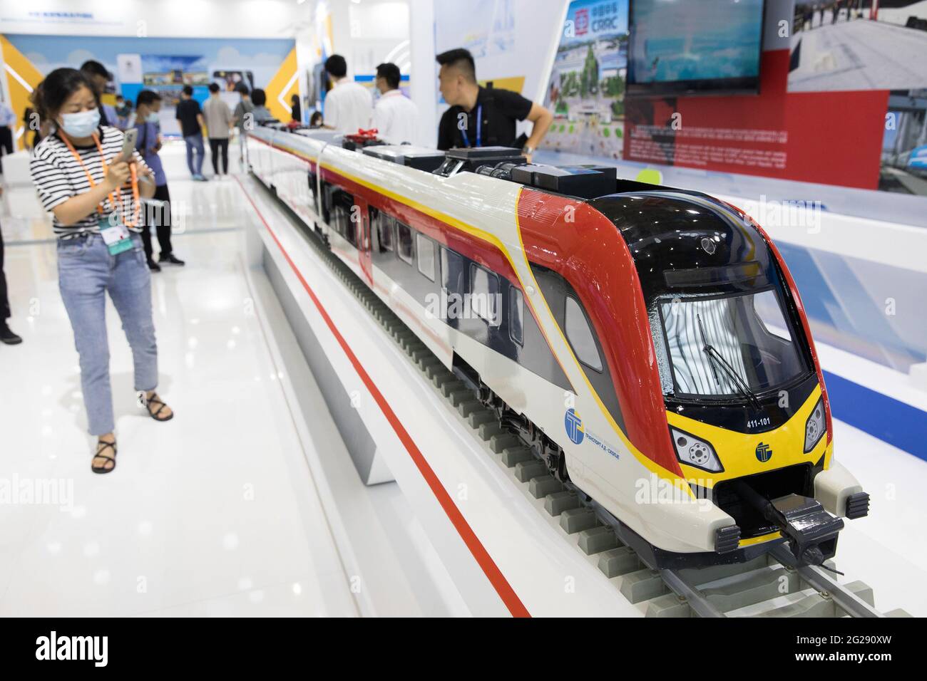 Ningbo, province chinoise de Zhejiang. 9 juin 2021. Un visiteur prend des photos d'un modèle de train à grande vitesse lors de la deuxième exposition Chine-pays d'Europe centrale et orientale (CEEC) à Ningbo, dans la province de Zhejiang en Chine orientale, le 9 juin 2021. L'exposition a été ouverte aux visiteurs publics mercredi. Thème « promouvoir un nouveau paradigme de développement, partager une opportunité gagnant-gagnant », l'expo vise à stimuler le commerce entre la Chine et les pays d'Europe centrale et orientale (PECO). Credit: Jin Liwang/Xinhua/Alamy Live News Banque D'Images