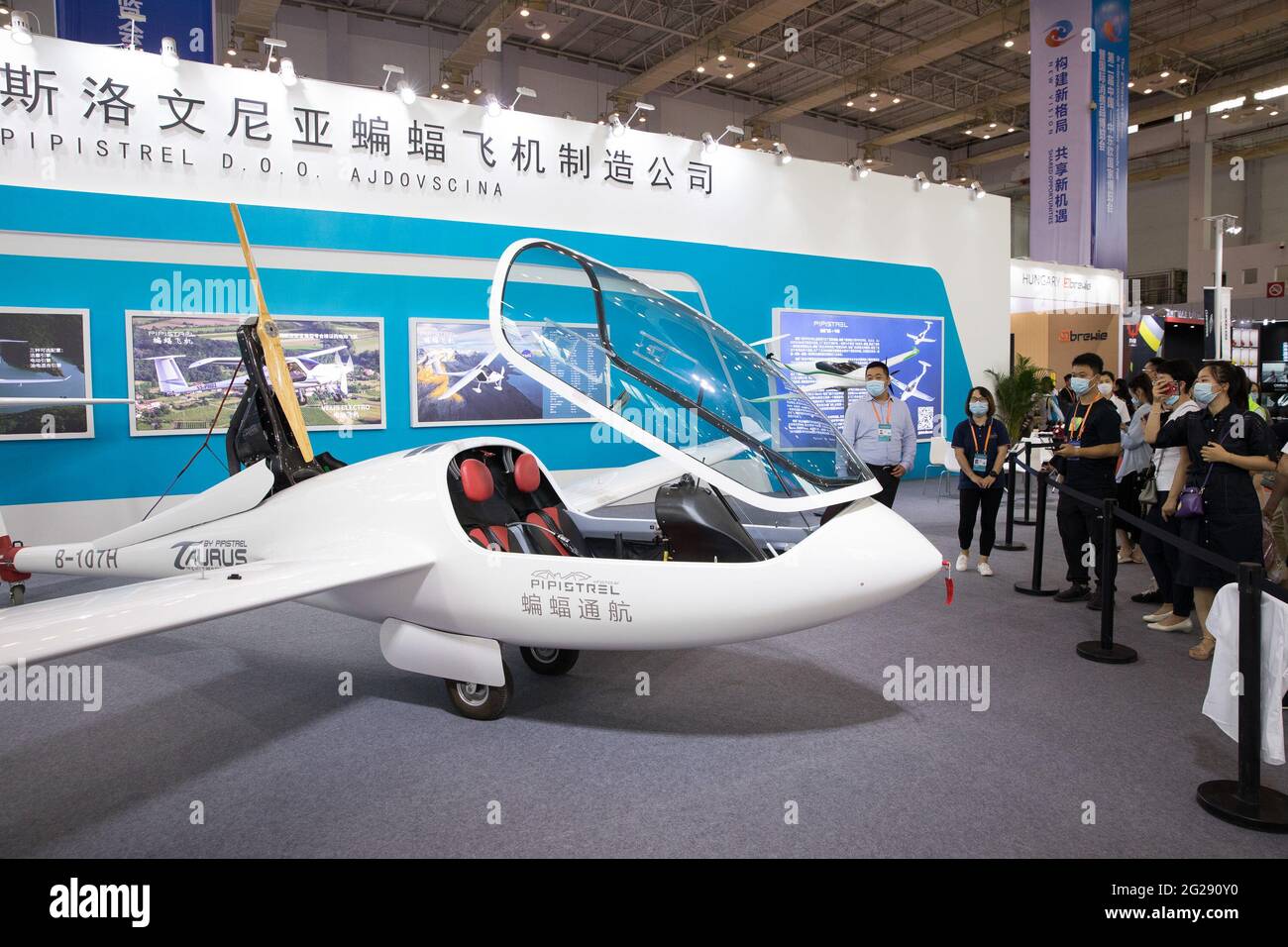 Ningbo, province chinoise de Zhejiang. 9 juin 2021. Les visiteurs peuvent voir un avion de Slovénie lors de la deuxième exposition Chine-pays d'Europe centrale et orientale (CEEC) à Ningbo, dans la province de Zhejiang en Chine orientale, le 9 juin 2021. L'exposition a été ouverte aux visiteurs publics mercredi. Thème « promouvoir un nouveau paradigme de développement, partager une opportunité gagnant-gagnant », l'expo vise à stimuler le commerce entre la Chine et les pays d'Europe centrale et orientale (PECO). Credit: Jin Liwang/Xinhua/Alamy Live News Banque D'Images