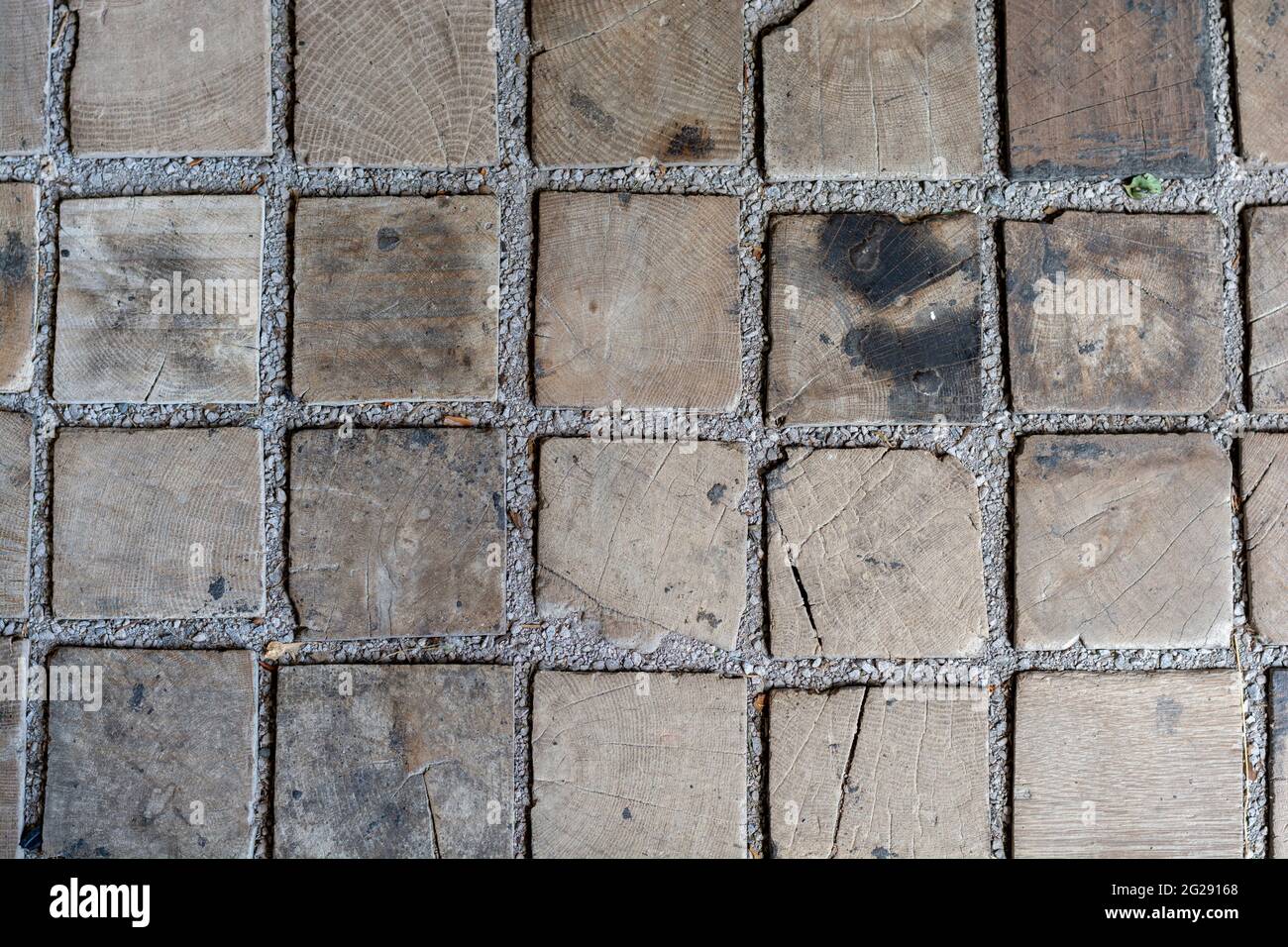 Les petits blocs de chêne massif anciens finissent par un plancher de grain. Parquet en cubes de bois dans la cour. Arrière-plan. Résumé. Banque D'Images