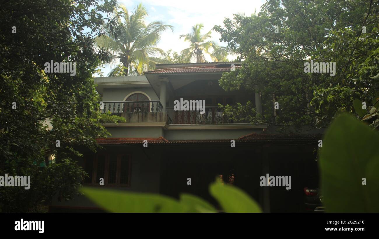 Grande maison moderne traditionnelle à l'intérieur de la forêt à Kerala, Inde Banque D'Images