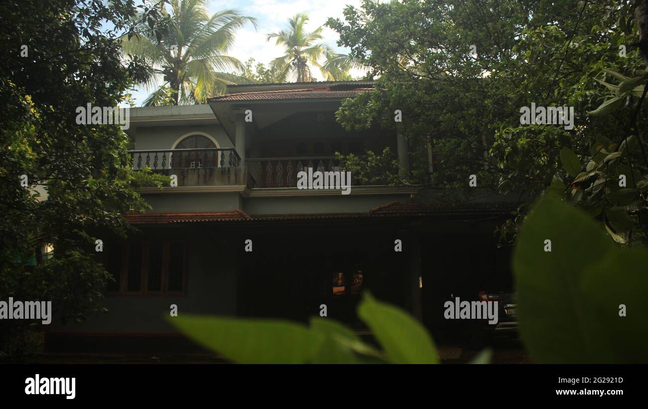 Grande maison moderne traditionnelle à l'intérieur de la forêt à Kerala, Inde Banque D'Images