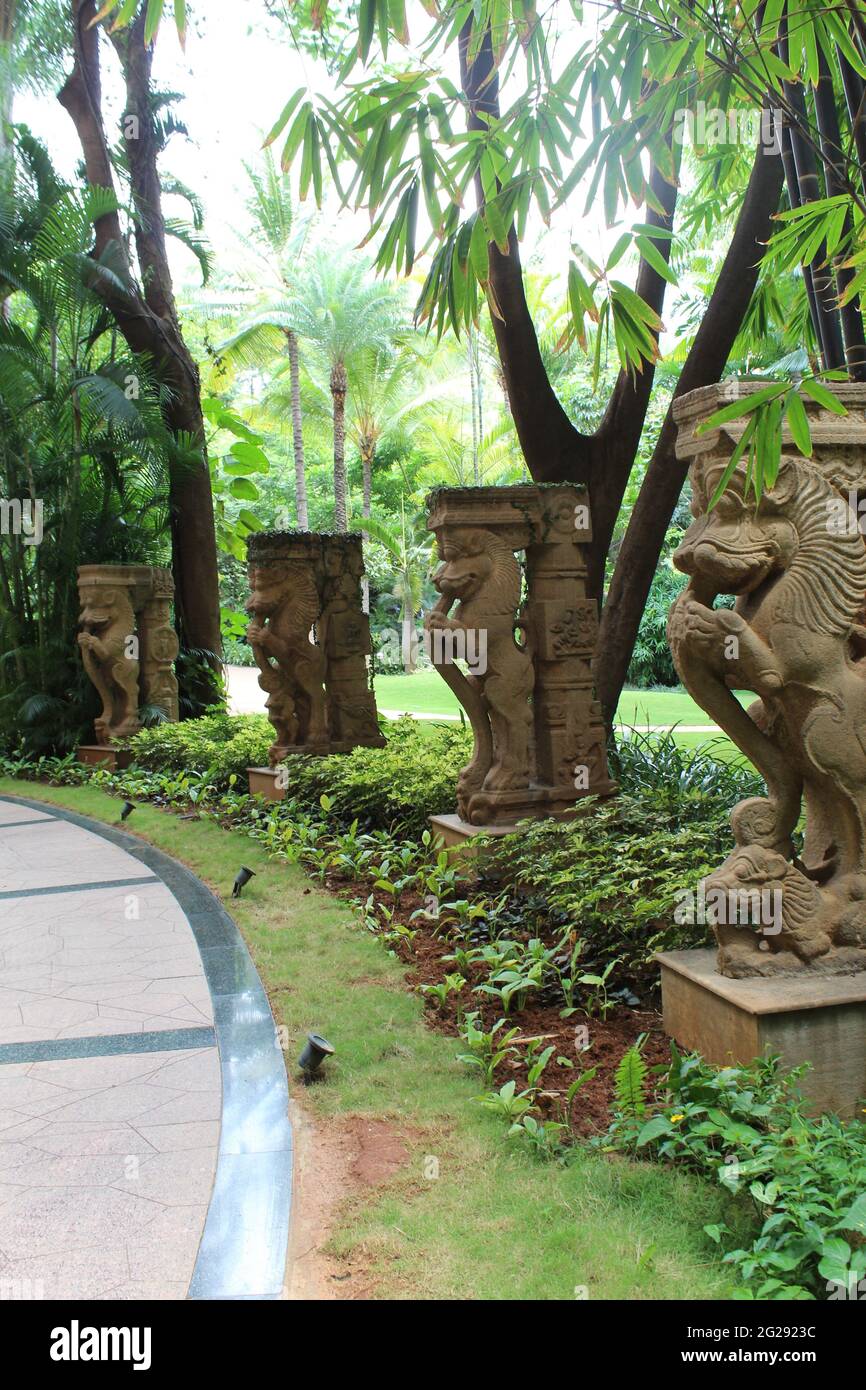 D'anciennes statues de Lions bordées le long de Path dans le palais de Leela, Bangalore Banque D'Images