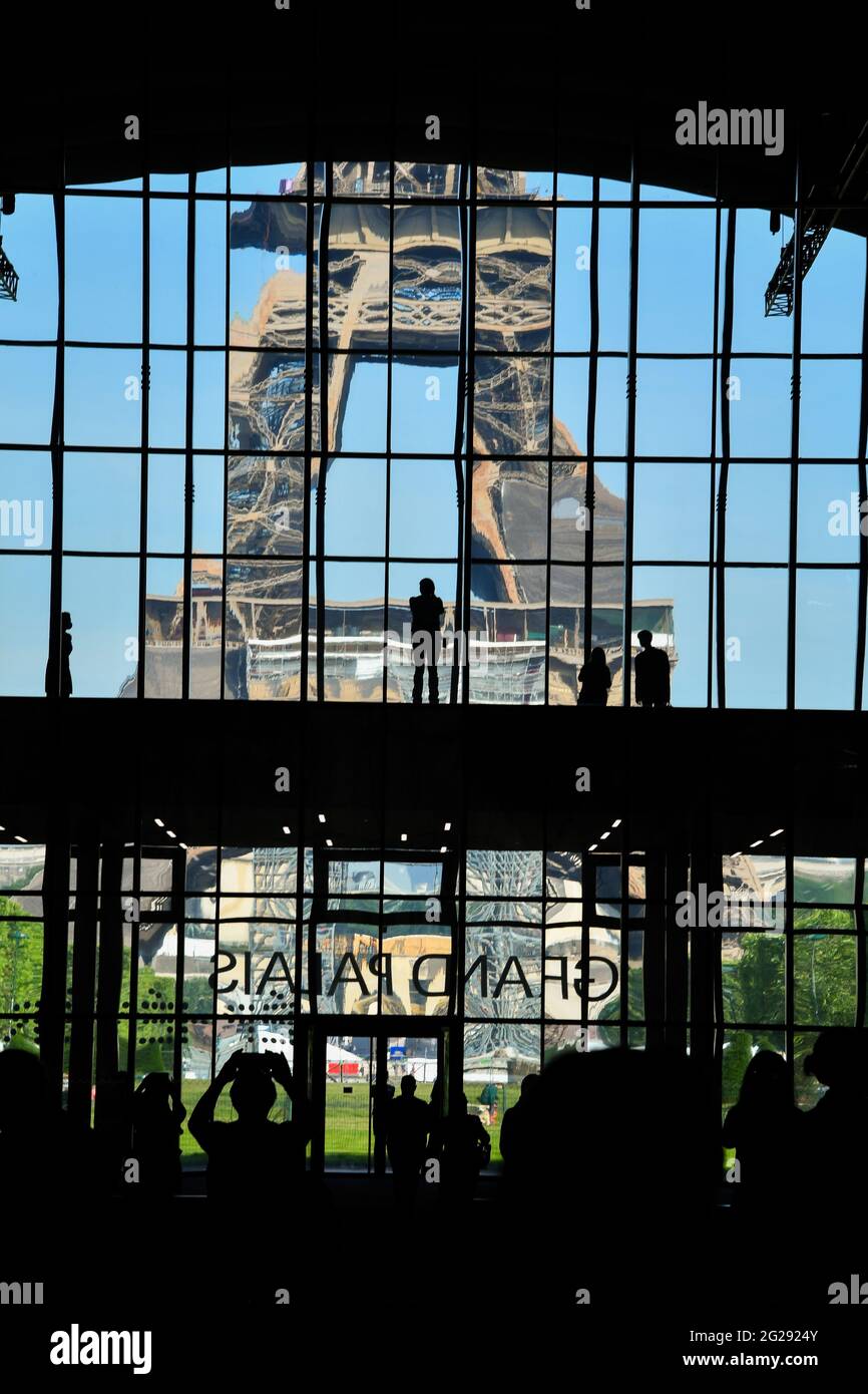 Paris, France. 09e juin 2021. Ouverture de la presse du Grand Palais Ephemere à Paris, France, le 9 juin 2021. Installé sur la pelouse du champ-de-Mars, ce bâtiment temporaire de 10,000 mètres carrés a été conçu en quelques mois par l'architecte Jean-Michel Wilmotte. Destiné à accueillir les événements habituellement organisés sous la nef, le Grand Palais Ephemere, lors de la rénovation du Grand Palais. (Photo de Lionel Urman/Sipa USA) crédit: SIPA USA/Alay Live News Banque D'Images