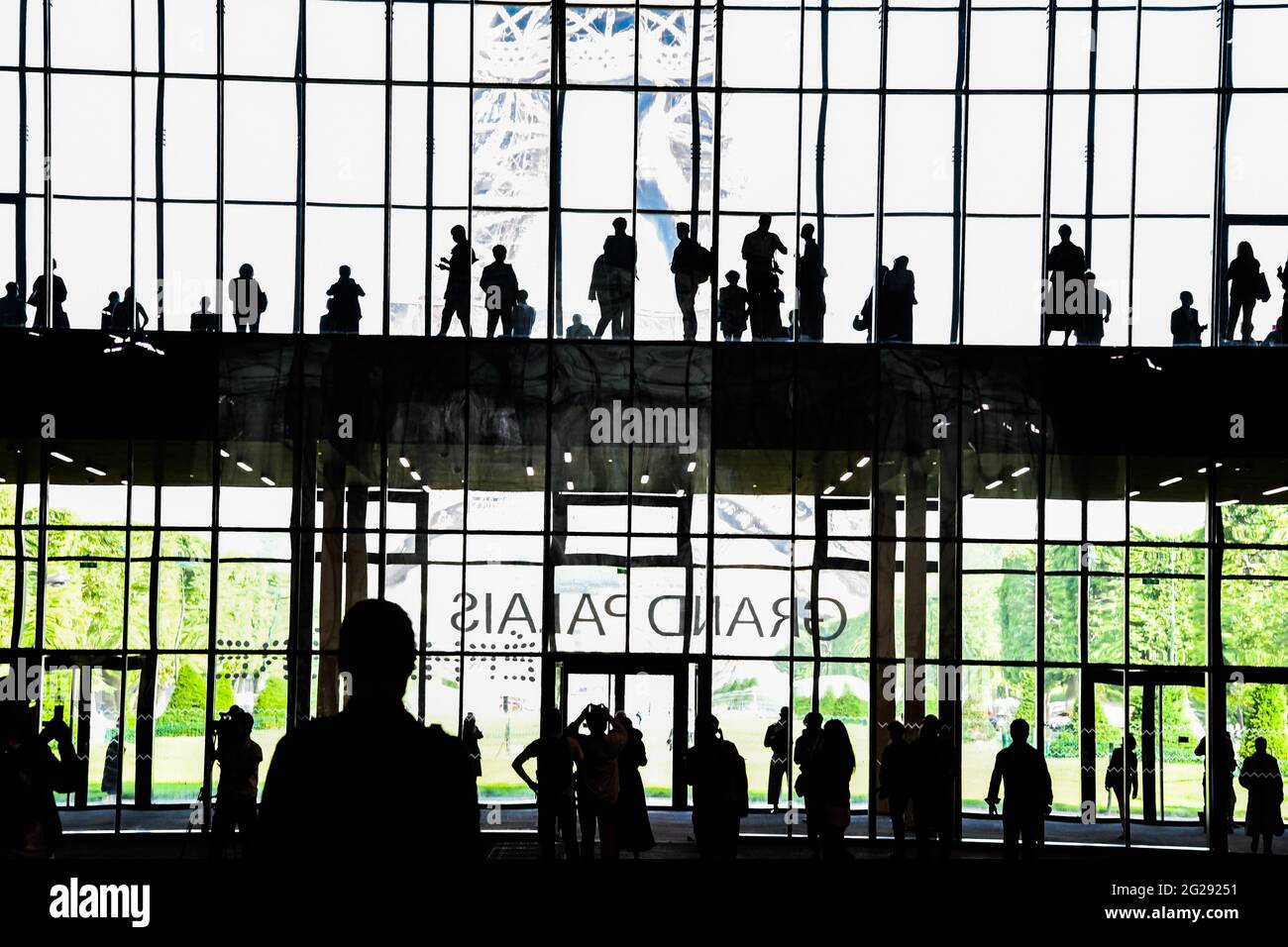 Paris, France. 09e juin 2021. Ouverture de la presse du Grand Palais Ephemere à Paris, France, le 9 juin 2021. Installé sur la pelouse du champ-de-Mars, ce bâtiment temporaire de 10,000 mètres carrés a été conçu en quelques mois par l'architecte Jean-Michel Wilmotte. Destiné à accueillir les événements habituellement organisés sous la nef, le Grand Palais Ephemere, lors de la rénovation du Grand Palais. (Photo de Lionel Urman/Sipa USA) crédit: SIPA USA/Alay Live News Banque D'Images