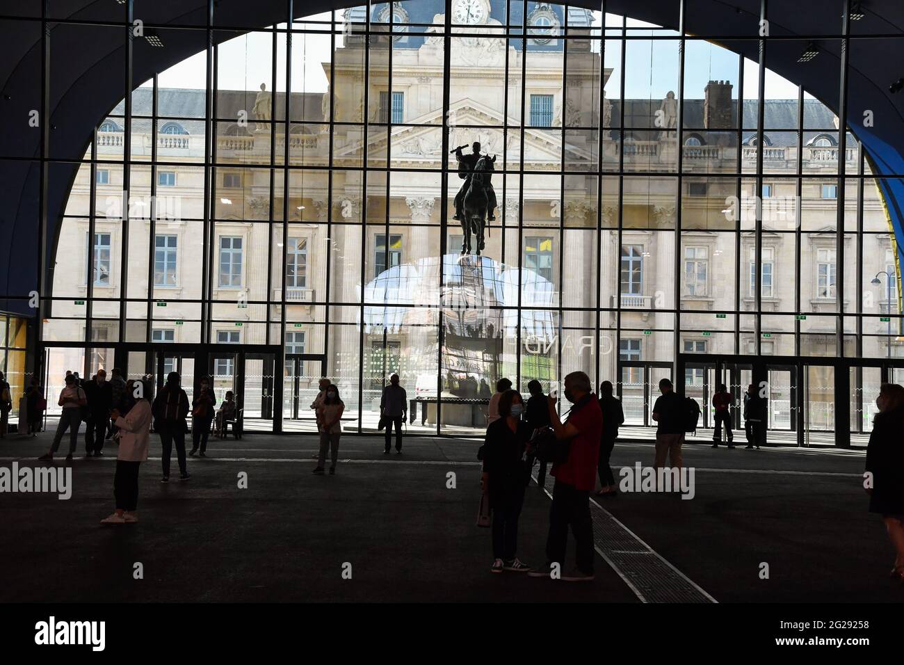 Paris, France. 09e juin 2021. Ouverture de la presse du Grand Palais Ephemere à Paris, France, le 9 juin 2021. Installé sur la pelouse du champ-de-Mars, ce bâtiment temporaire de 10,000 mètres carrés a été conçu en quelques mois par l'architecte Jean-Michel Wilmotte. Destiné à accueillir les événements habituellement organisés sous la nef, le Grand Palais Ephemere, lors de la rénovation du Grand Palais. (Photo de Lionel Urman/Sipa USA) crédit: SIPA USA/Alay Live News Banque D'Images