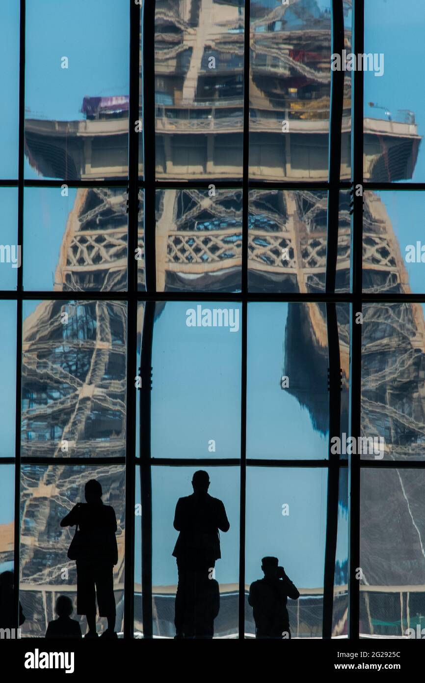 Paris, France. 09e juin 2021. Ouverture de la presse du Grand Palais Ephemere à Paris, France, le 9 juin 2021. Installé sur la pelouse du champ-de-Mars, ce bâtiment temporaire de 10,000 mètres carrés a été conçu en quelques mois par l'architecte Jean-Michel Wilmotte. Destiné à accueillir les événements habituellement organisés sous la nef, le Grand Palais Ephemere, lors de la rénovation du Grand Palais. (Photo de Lionel Urman/Sipa USA) crédit: SIPA USA/Alay Live News Banque D'Images