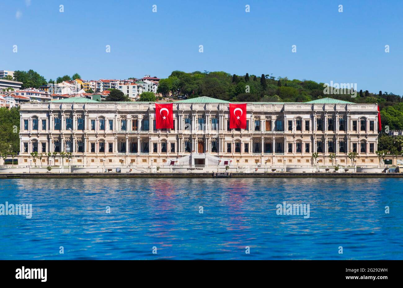 Ortakoy, Istanbul, Turquie 19 mai 2021 : Hôtel Ciragan Palace Kempinski à Ortakoy, Istanbul, décoré par des drapeaux turcs en raison de la NAT jeunesse et sports Banque D'Images