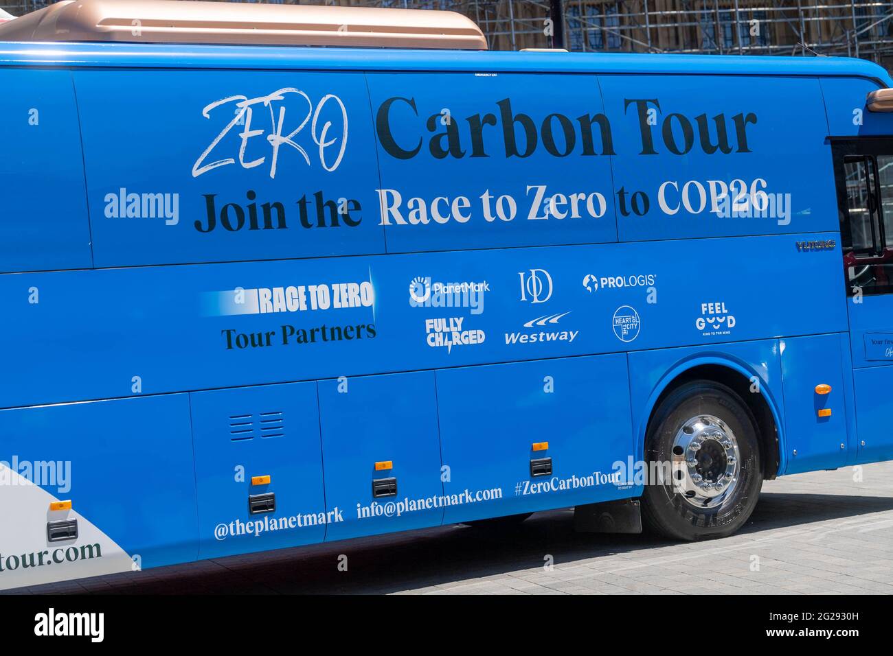 Londres, Royaume-Uni. 9 juin 2021. Bus de combat entièrement neutre en carbone devant les chambres du Parlement dans le cadre de la tournée zéro carbone au Royaume-Uni en soutien à la campagne Race to zéro soutenue par les Nations Unies. Il s'agit de la plus grande alliance mondiale d'acteurs engagés à réduire de moitié les émissions mondiales d'ici 2030 et à atteindre des émissions nettes nulles d'ici 2050 au plus tard. Crédit : Ian Davidson/Alay Live News Banque D'Images