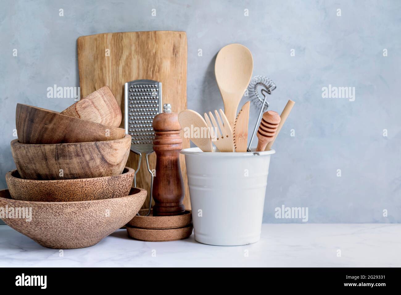 Arrière-plan de cuisine élégant avec ustensiles de cuisine sur un comptoir en marbre. Banque D'Images