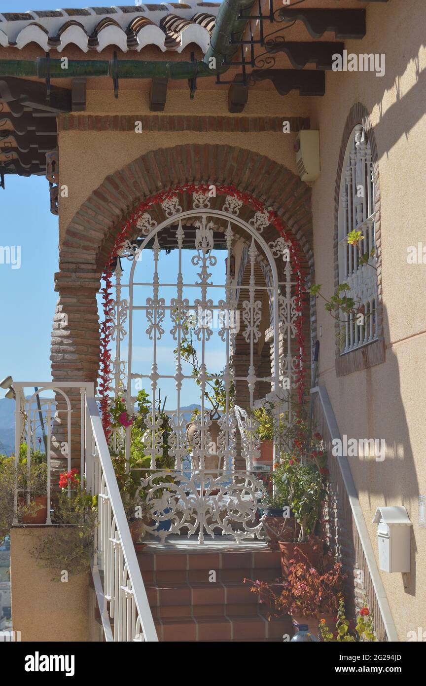 Balcon andalou avec vue sur les montagnes une journée ensoleillée, Velez Malaga, Espagne Banque D'Images