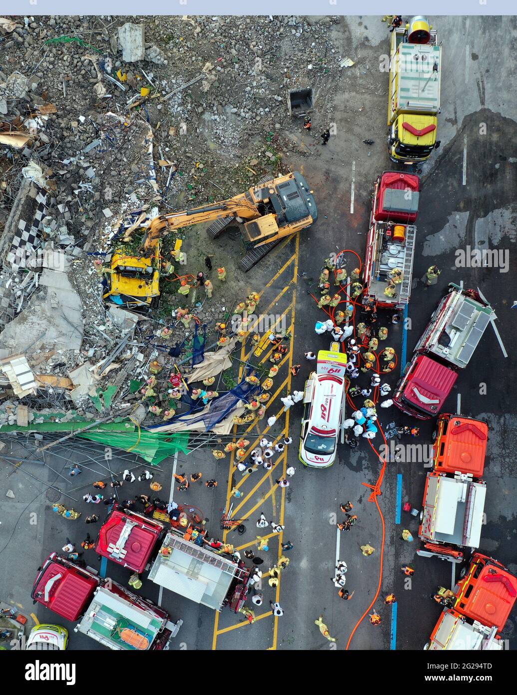 Gwangju, Corée du Sud. 9 juin 2021. La photo prise le 9 juin 2021 montre le site d'un accident d'effondrement dans la ville de Gwangju, dans le sud-ouest de la Corée du Sud. Au moins neuf personnes ont été confirmées mortes et huit autres blessées dans un accident d'effondrement de bâtiments dans le sud-ouest de la Corée du Sud, a rapporté l'agence de presse Yonhap mercredi. (NEWSIS/Handout via Xinhua) Credit: Xinhua/Alay Live News Banque D'Images