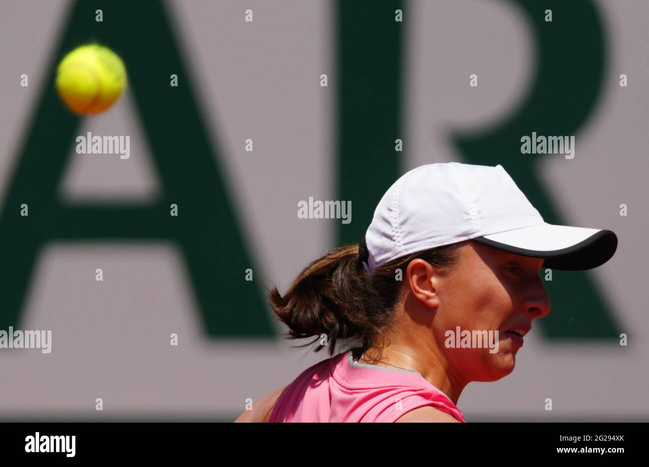 Paris, France. 9 juin 2021. IGA Swiatek, de Pologne, réagit lors du quart-finale féminin entre Maria Sakkari, de Grèce, et IGA Swiatek, de Pologne, lors du tournoi de tennis Open de France à Roland Garros, à Paris, en France, le 9 juin 2021. Credit: Gao Jing/Xinhua/Alamy Live News Banque D'Images