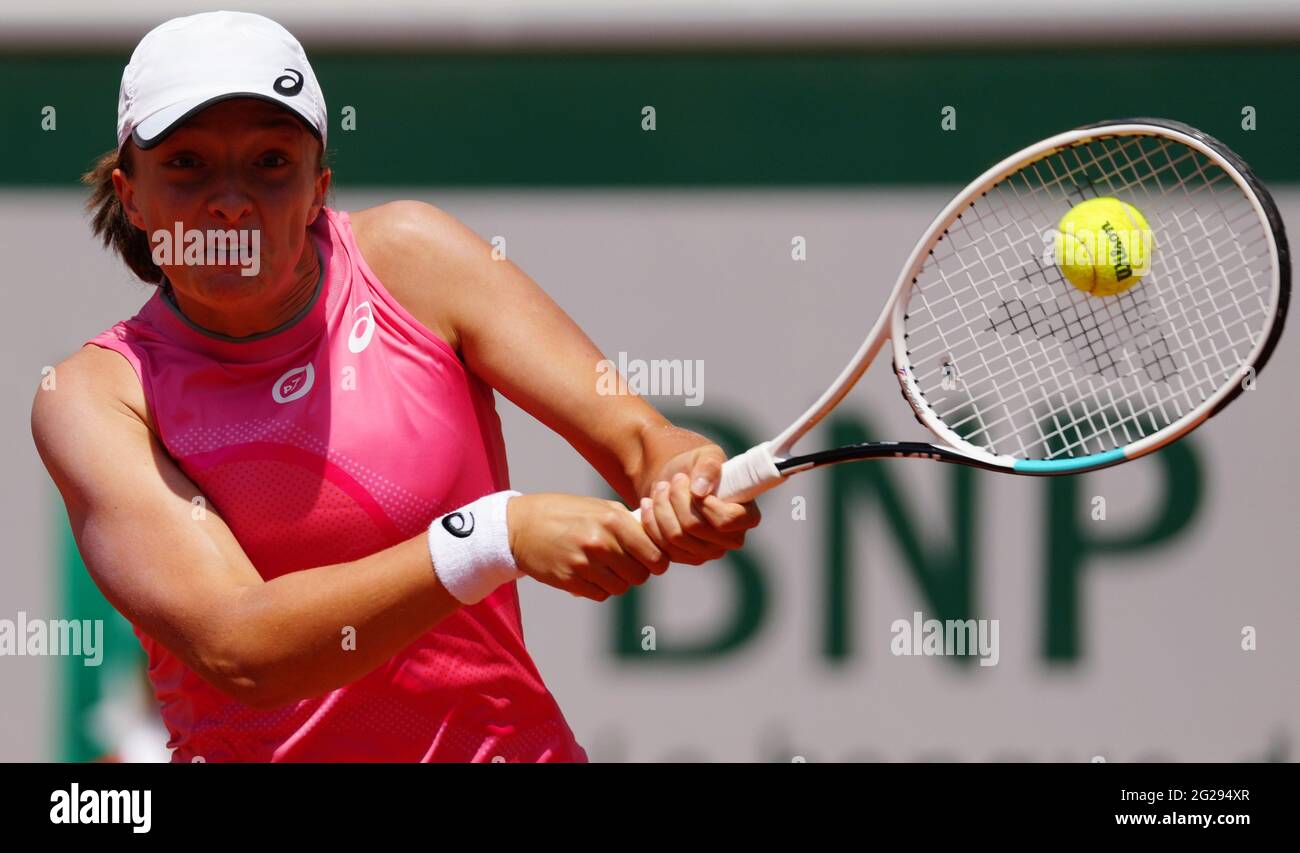 Paris, France. 9 juin 2021. IGA Swiatek, de Pologne, retourne le ballon lors du quart de finale féminin entre Maria Sakkari, de Grèce, et IGA Swiatek, de Pologne, lors du tournoi de tennis ouvert à Roland Garros à Paris, en France, le 9 juin 2021. Credit: Gao Jing/Xinhua/Alamy Live News Banque D'Images
