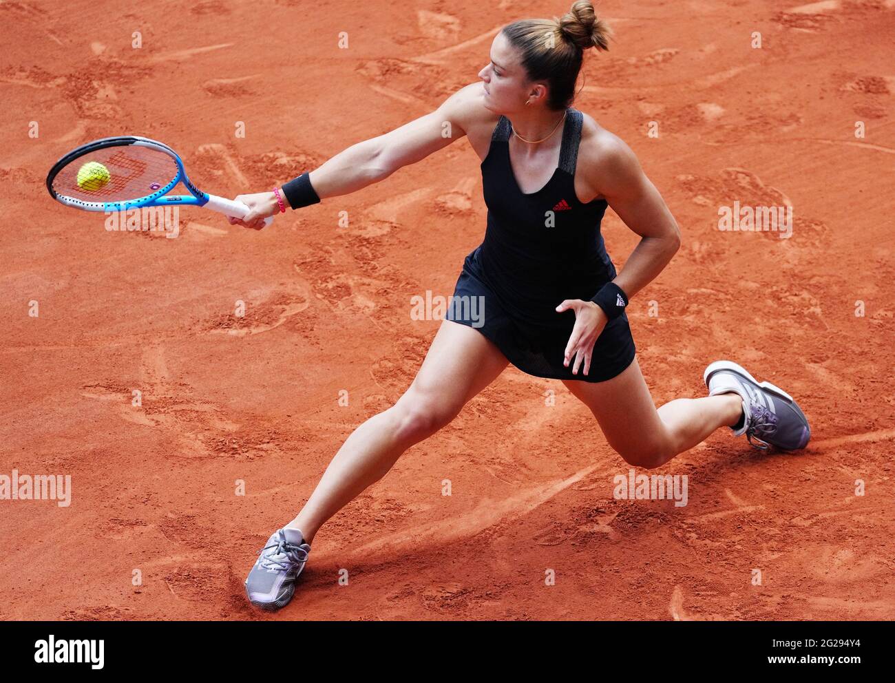 Paris, France. 9 juin 2021. Maria Sakkari de Grèce retourne le ballon lors du quart-finale féminin entre Maria Sakkari de Grèce et IGA Swiatek de Pologne au tournoi de tennis ouvert à Roland Garros à Paris, France, le 9 juin 2021. Credit: Gao Jing/Xinhua/Alamy Live News Banque D'Images