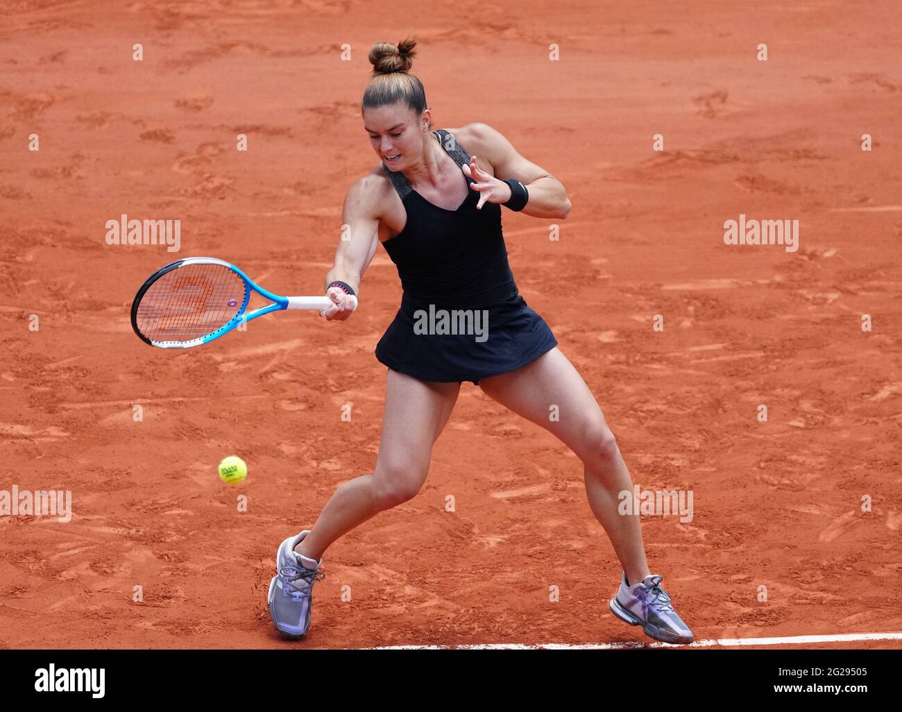 Paris, France. 9 juin 2021. Maria Sakkari de Grèce retourne le ballon lors du quart-finale féminin entre Maria Sakkari de Grèce et IGA Swiatek de Pologne au tournoi de tennis ouvert à Roland Garros à Paris, France, le 9 juin 2021. Credit: Gao Jing/Xinhua/Alamy Live News Banque D'Images