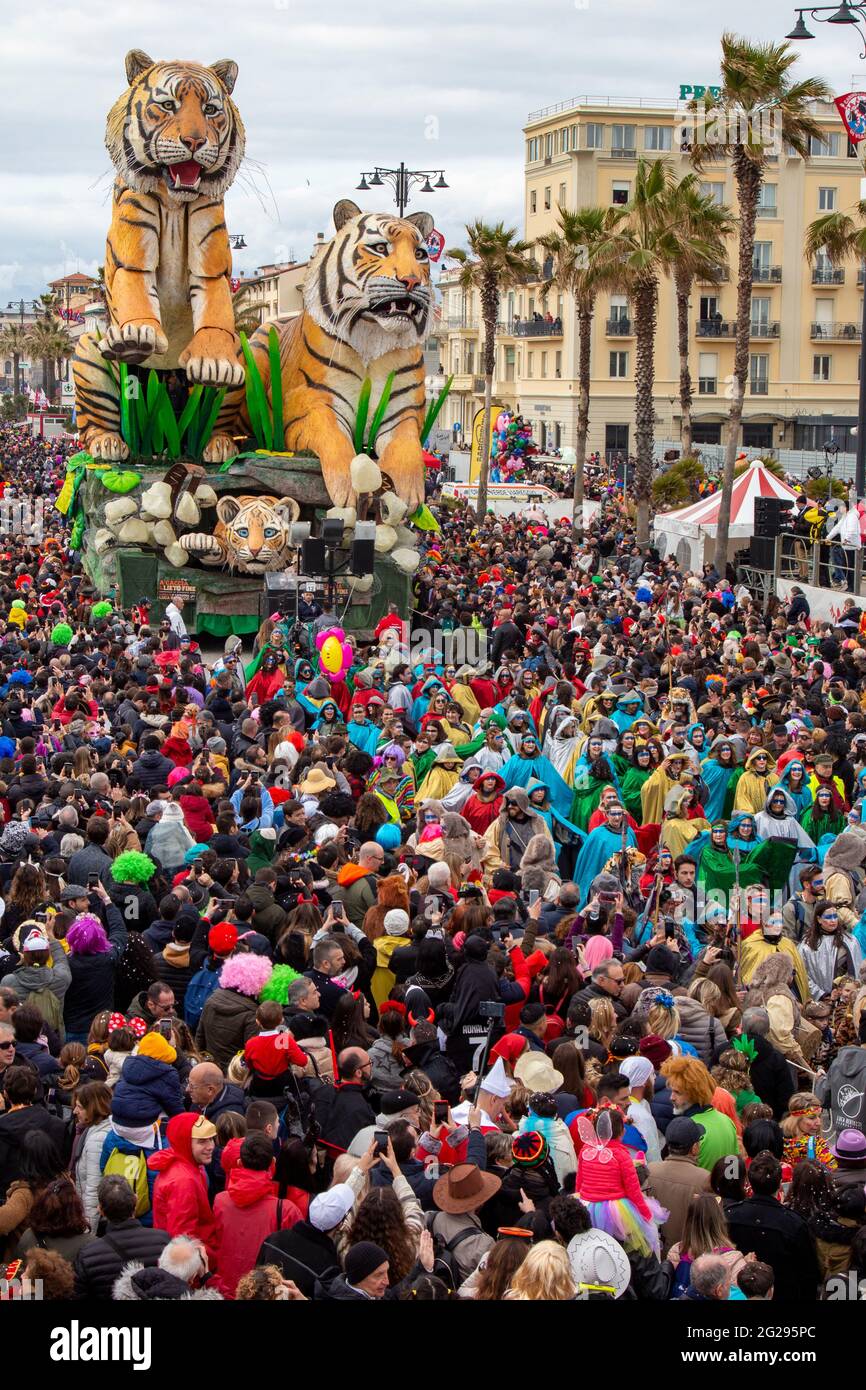 Viareggio, Italie. 23 février 2020. Le deuxième char allégorique de catégorie 'chasse pour une fin heureuse' par Luca Bertozzi (photo de Federico Neri/Pacific Press/Sipa USA) Credit: SIPA USA/Alay Live News Banque D'Images