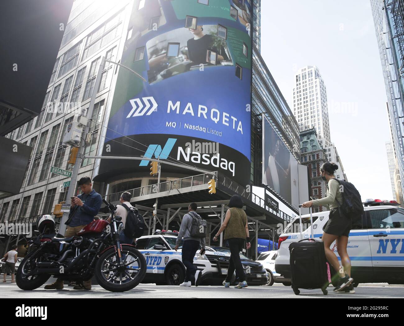 New York, États-Unis. 09e juin 2021. Marqeta, Inc. (Nasdaq: MQ) sonne la cloche d'ouverture du marché boursier Nasdaq pour célébrer l'introduction en bourse de la société au Nasdaq MarketSite à New York le mercredi 9 juin 2021. Photo de John Angelillo/UPI crédit: UPI/Alay Live News Banque D'Images