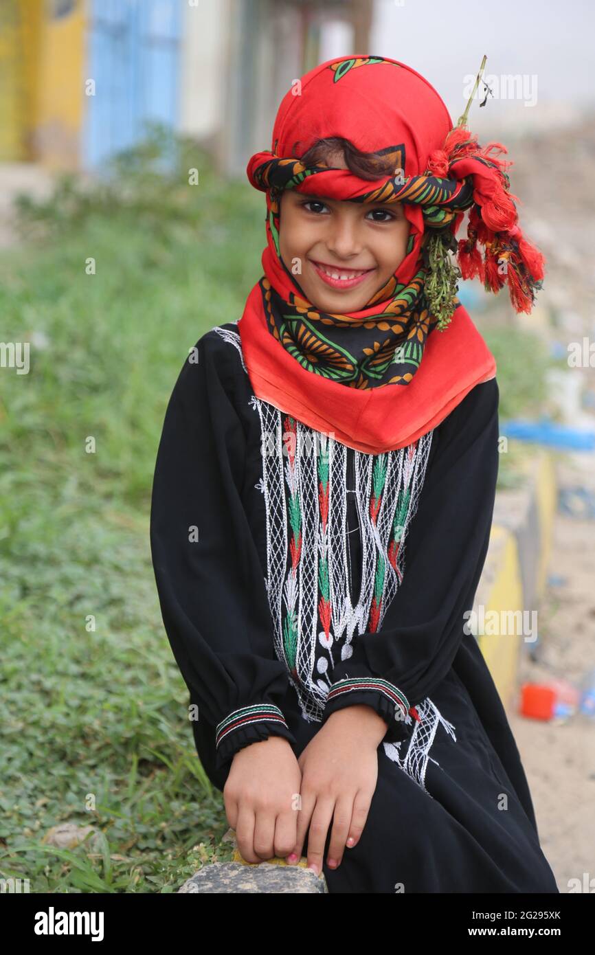 Taiz / Yémen - 18 décembre 2016 : UNE jeune fille yéménite souriante  portant une robe traditionnelle yéménite dans la ville de Taiz Photo Stock  - Alamy