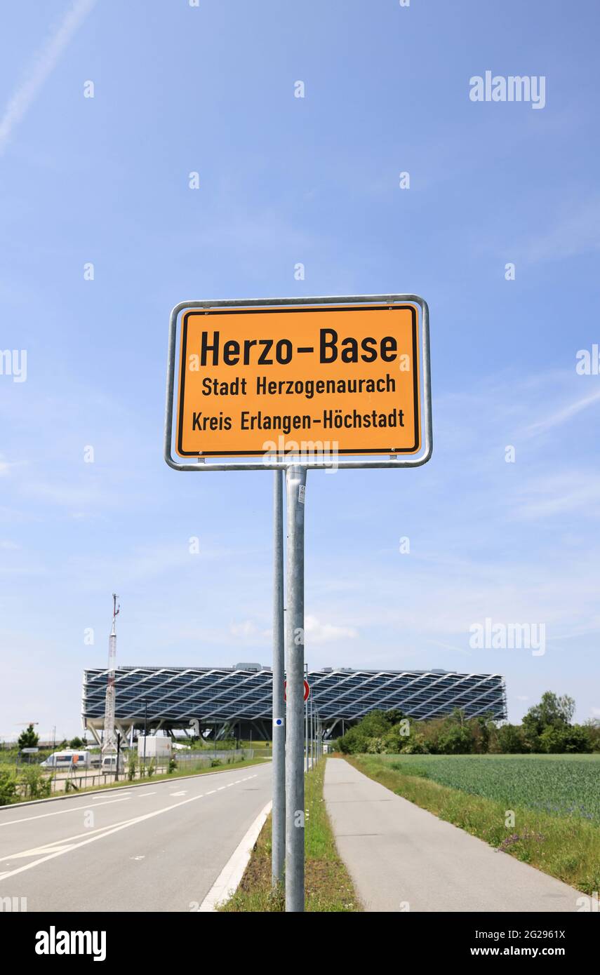Herzogenaurach, Allemagne. 09e juin 2021. Le panneau « Herzo-base » est  situé sur une allée Adidas. L'équipe nationale allemande de football ainsi  que le personnel de soutien vivront dans les locaux du