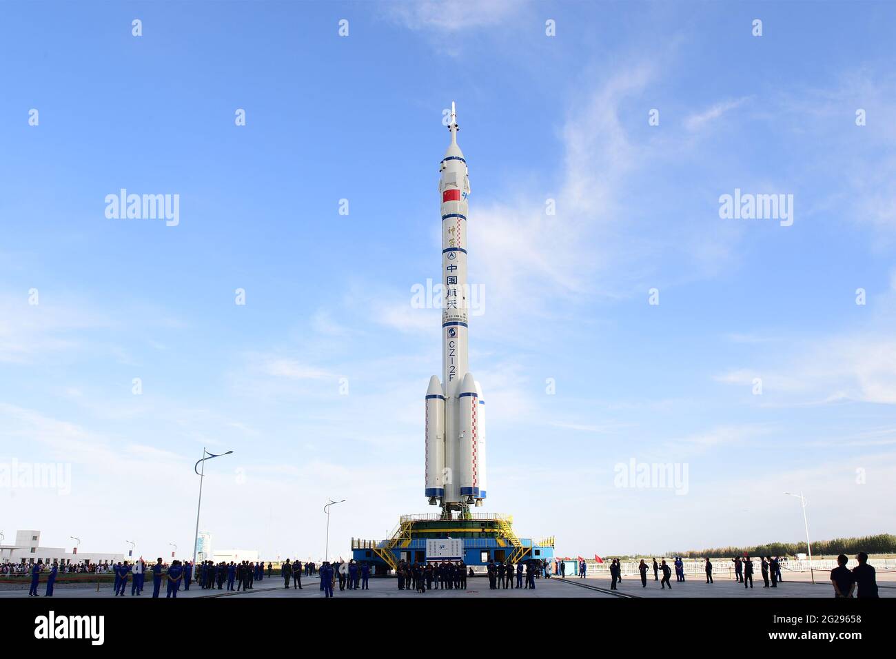(210609) -- JIUQUAN, le 9 juin 2021 (Xinhua) -- la combinaison du vaisseau spatial habité de la Hangzhou-12 et d'une grande fusée porteuse Mars-2F est transférée dans la zone de lancement du Centre de lancement de satellite de Jiuquan, dans le nord-ouest de la Chine, le 9 juin 2021. La combinaison du vaisseau spatial avec pilote de la série Shenzhen-12 et d'une fusée porteuse longue Mars-2F a été transférée dans la zone de lancement, a déclaré mercredi l'Agence spatiale chinoise habitée (CMSA). Credit: Xinhua/Alay Live News Banque D'Images