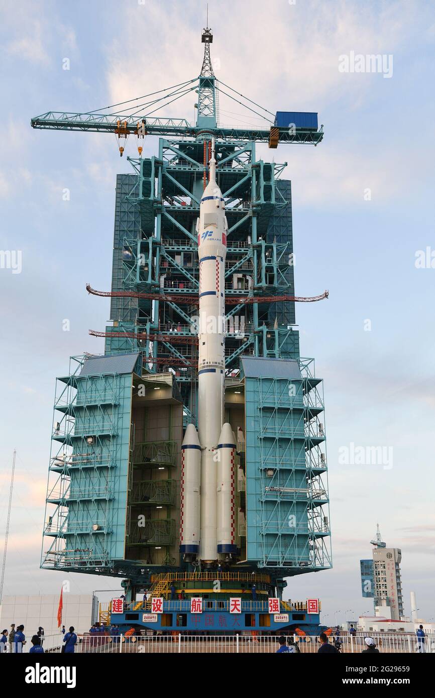 (210609) -- JIUQUAN, le 9 juin 2021 (Xinhua) -- la photo montre la combinaison du vaisseau spatial habité de la Shenzhen-12 et d'une grande fusée porteuse Mars-2F après qu'elle a été transférée à la zone de lancement du Centre de lancement de Jiuquan satellite dans le nord-ouest de la Chine, le 9 juin 2021. La combinaison du vaisseau spatial avec pilote de la série Shenzhen-12 et d'une fusée porteuse longue Mars-2F a été transférée dans la zone de lancement, a déclaré mercredi l'Agence spatiale chinoise habitée (CMSA). Credit: Xinhua/Alay Live News Banque D'Images