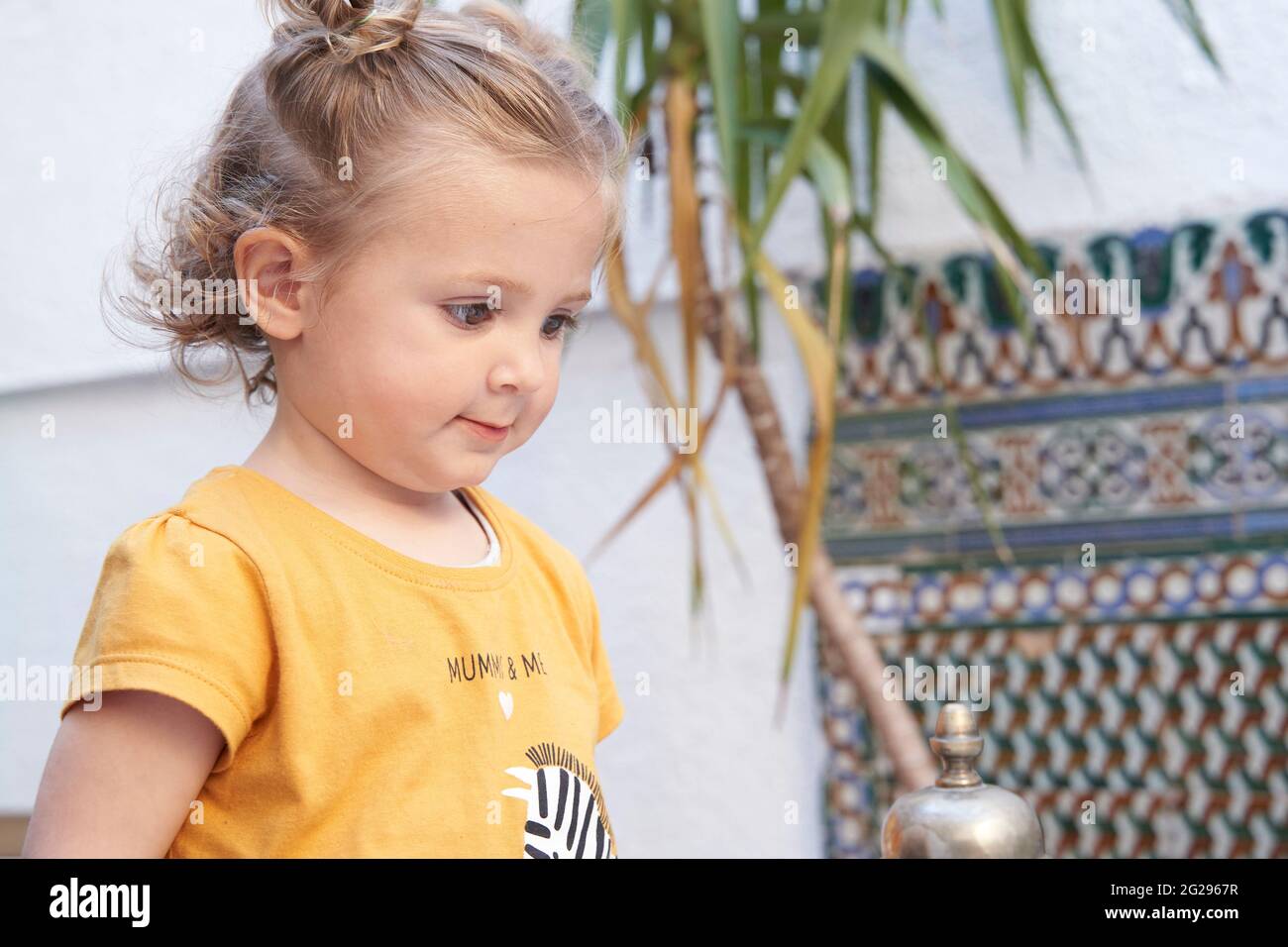 Portrait en gros plan d'une petite fille blonde avec des yeux détournés Banque D'Images