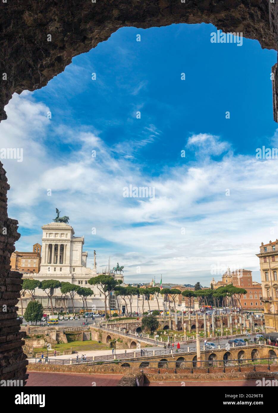 Rome, Italie. Monument à Vittorio Emanuele II, également connu sous le nom de Vittoriano, vu du Forum de Trajan. Le centre historique de Rome est un monde de l'UNESCO Banque D'Images