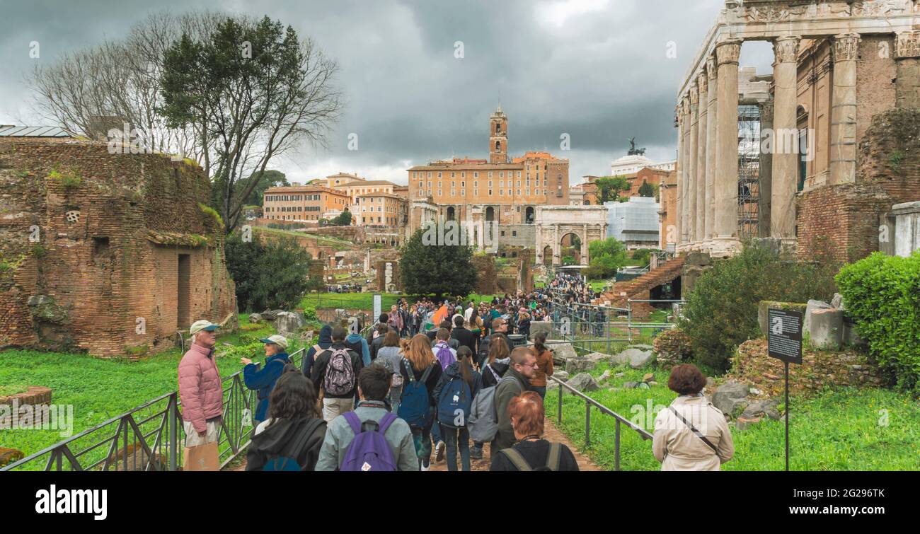 Rome, Italie. La foule dans le Forum romain. Le centre historique de Rome est classé au patrimoine mondial de l'UNESCO. Banque D'Images