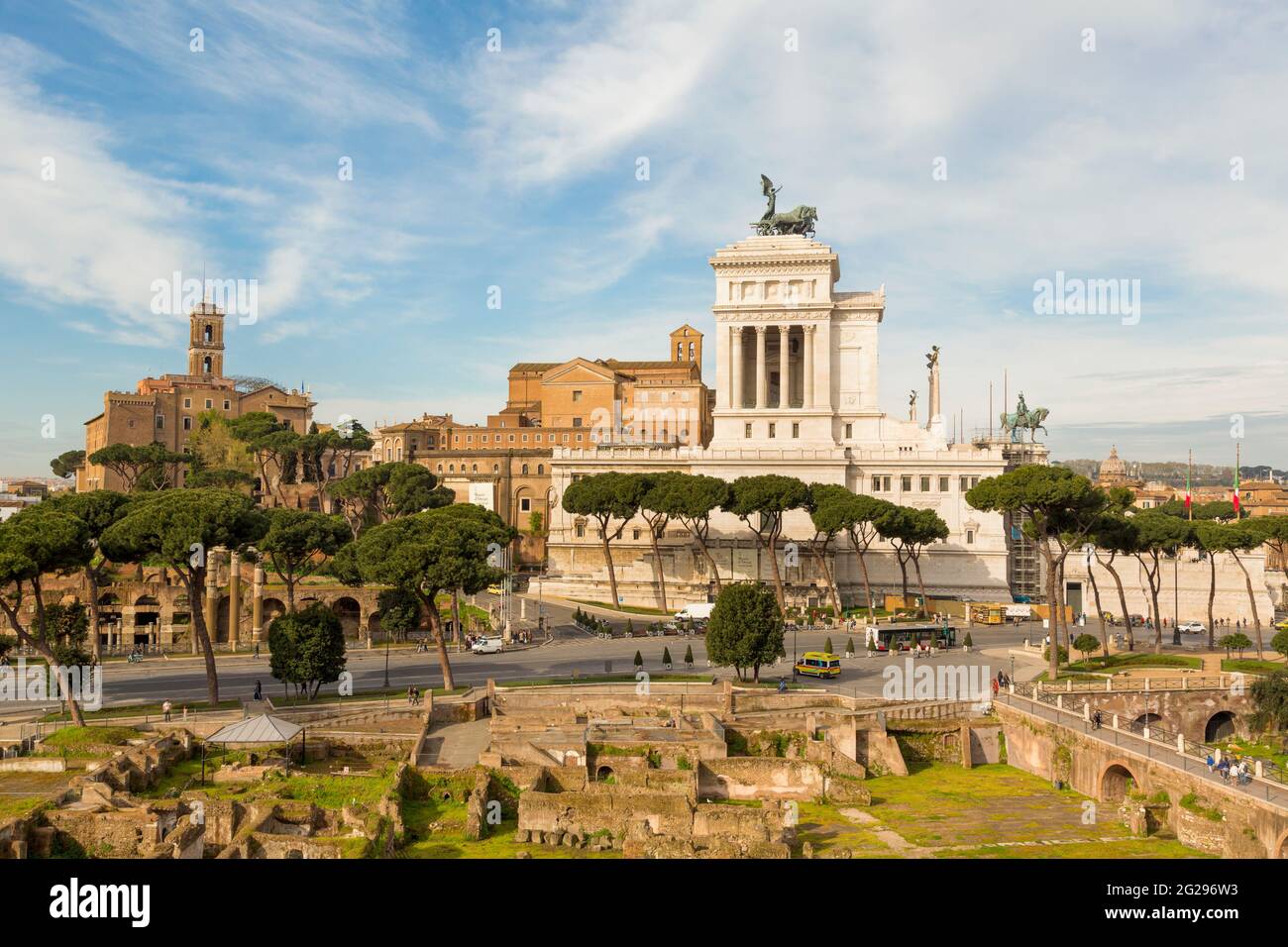 Rome, Italie. Monument à Vittorio Emanuele II, également connu sous le nom de Vittoriano, vu du Forum de Trajan. Le centre historique de Rome est un monde de l'UNESCO Banque D'Images